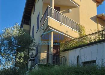 Appartamento su due livelli con vista mozzafiato in vendita