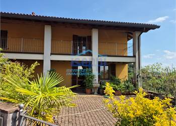Appartamento su due piani in vendita a Santa Maria Hoè
