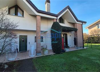 PORZIONE DI VILLA BIFAMILIARE